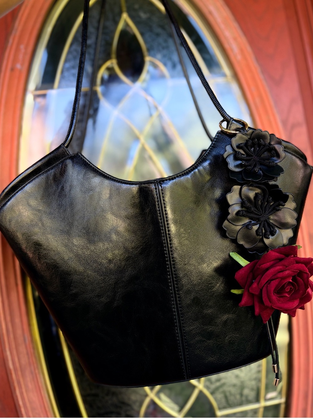 Sleek Black Faux Leather Shoulder Bag w/ removable 🌹 clip